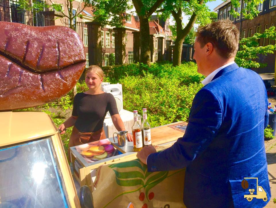 de rijdende barista maakt premium koffie